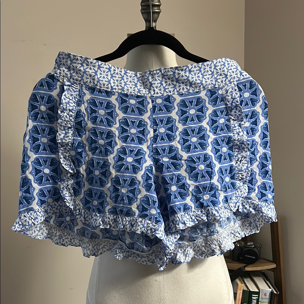 VINEYARD VINES GEO PRINT RUFFLE SHORTS SZ small NEWPORT BLUE SMOCKING EUC